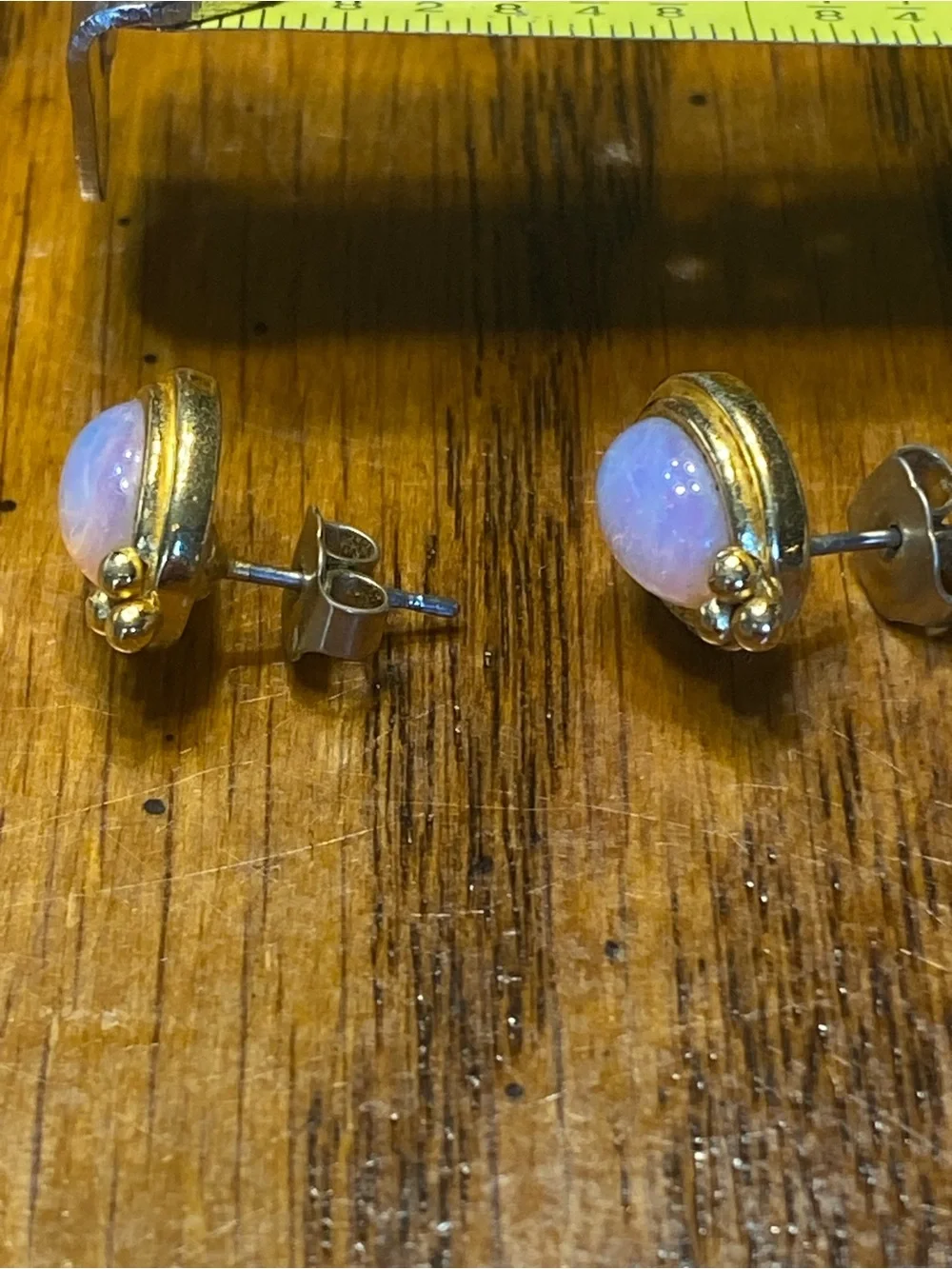 VINTAGE 1989 AVON RADIANT OPALESQUE EARRINGS faux opal